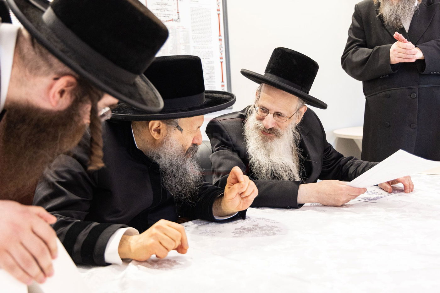 האדמו"ר מבאבוב 45 בביקור בת"ת של החסידות