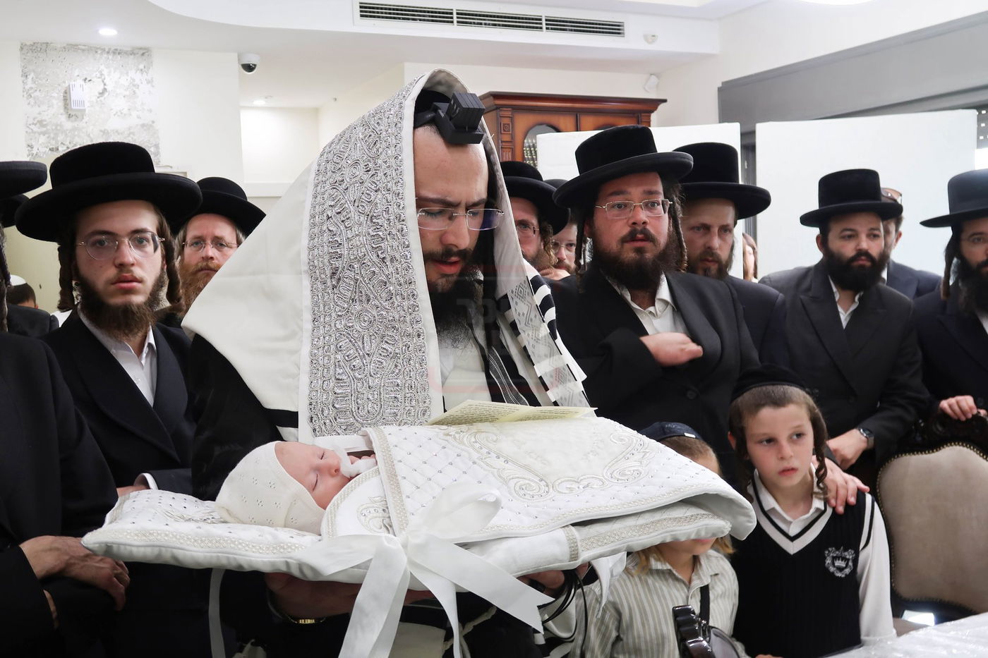 האדמו"ר מזוועהיל בשמחת ברית במעונו של הגה"צ רבי יעקב מאיר שכטר