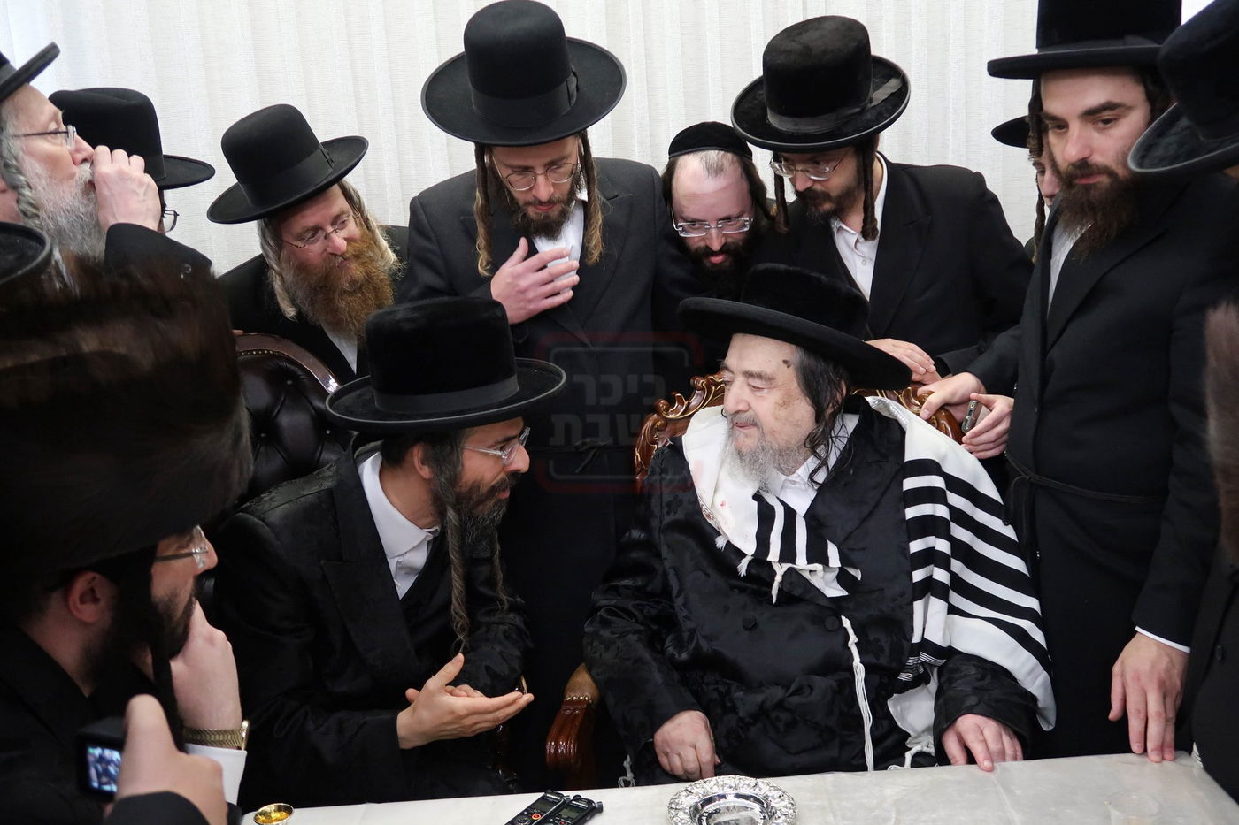 האדמו"ר מזוועהיל בשמחת ברית במעונו של הגה"צ רבי יעקב מאיר שכטר