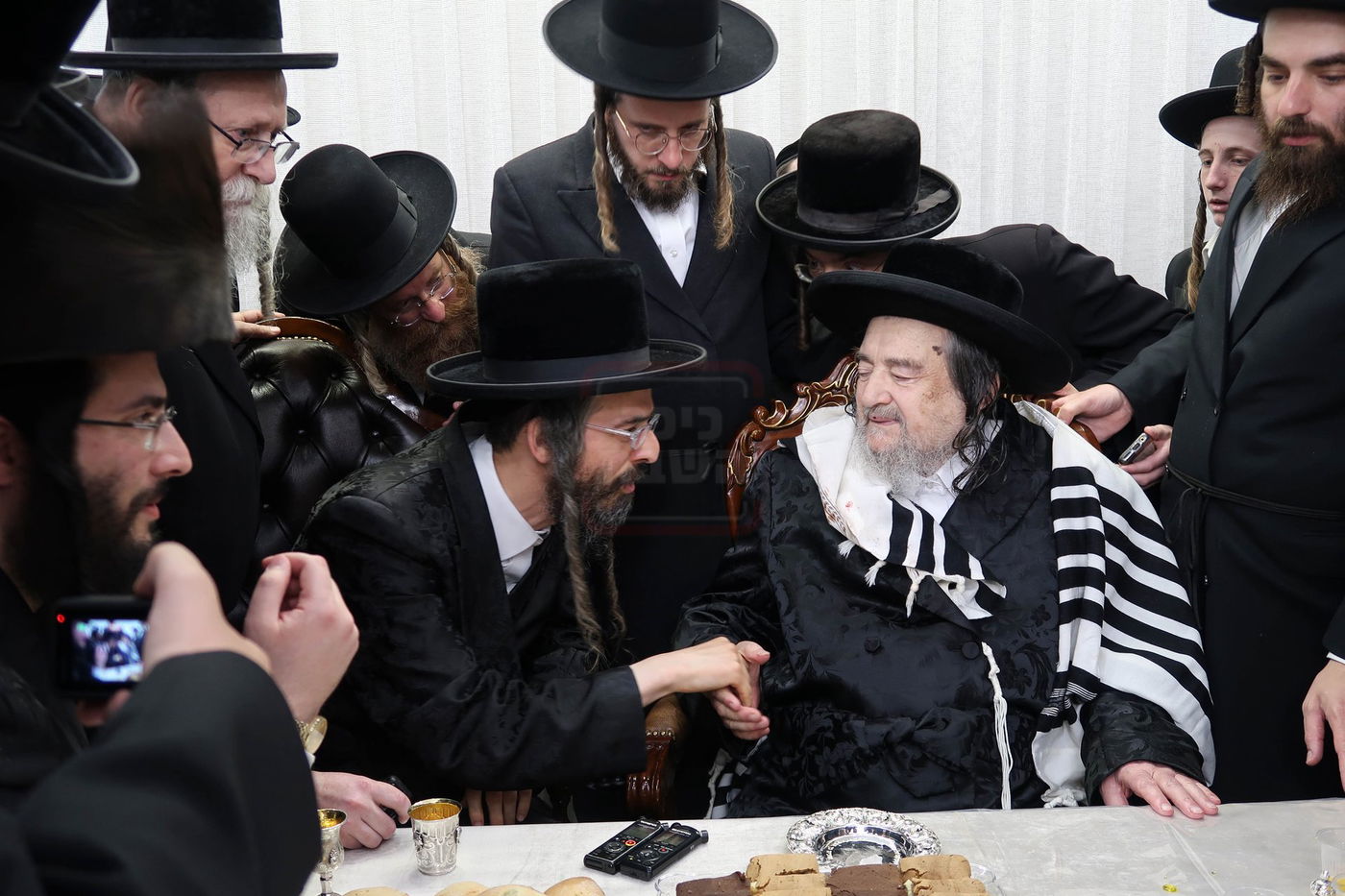 האדמו"ר מזוועהיל בשמחת ברית במעונו של הגה"צ רבי יעקב מאיר שכטר