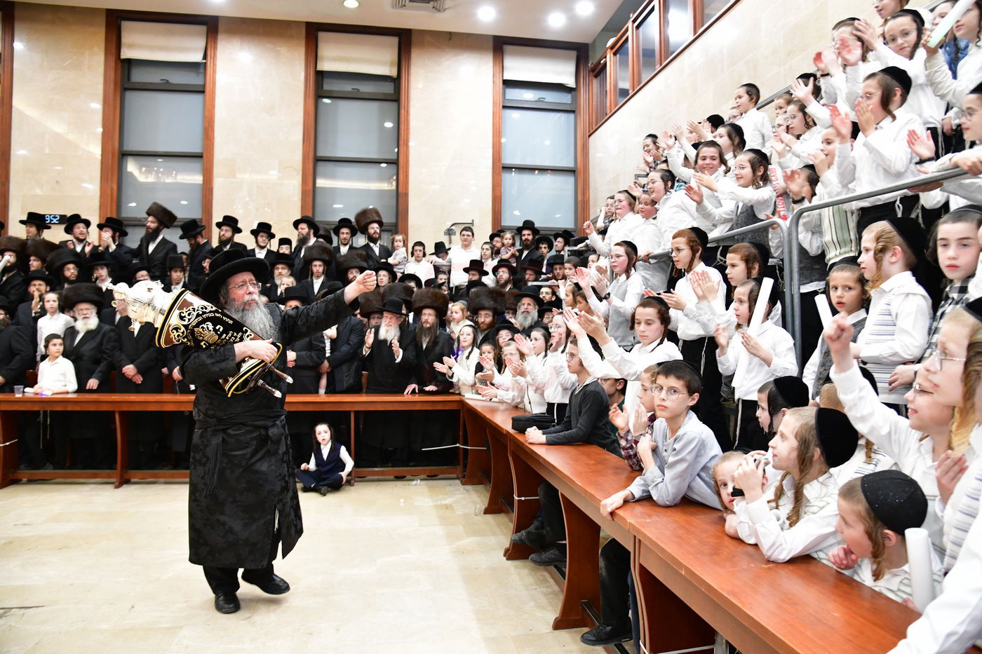 הכנסת ס"ת לביהמ"ד 'שבט הלוי'