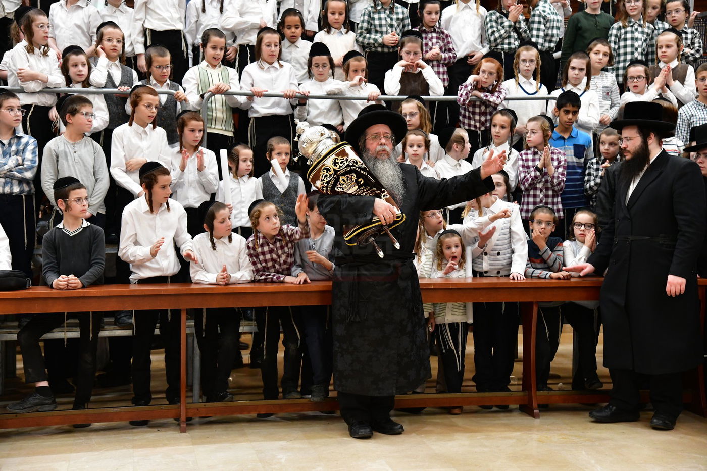 הכנסת ס"ת לביהמ"ד 'שבט הלוי'