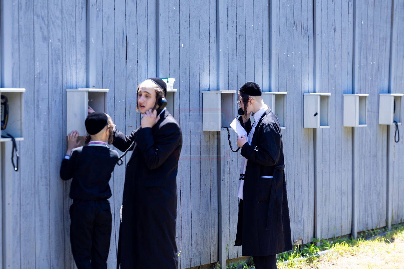 בחורים ע"י טלפון הציבורי בשבוע הראשון בקאנטרי בארה"ב 