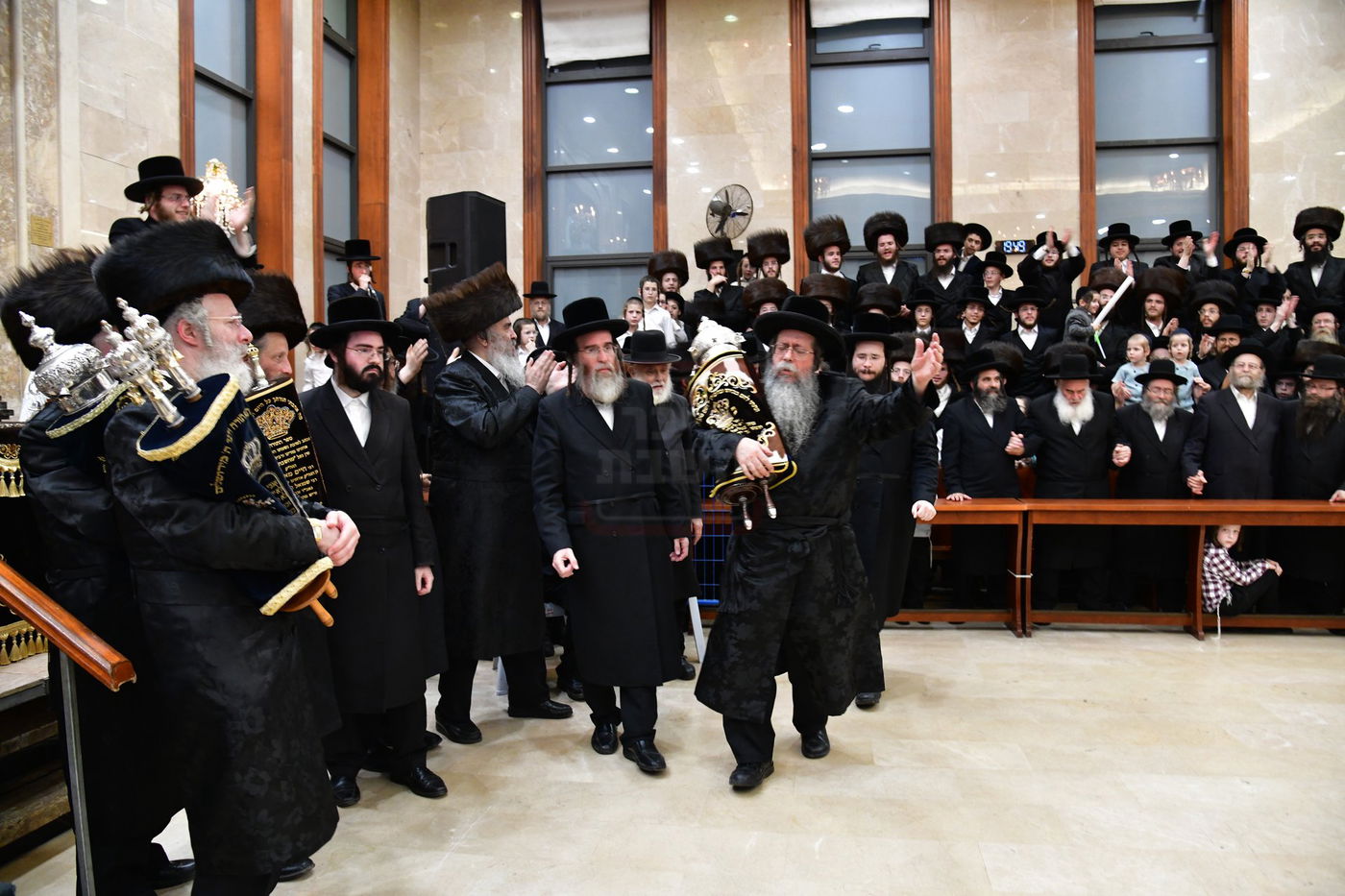 הכנסת ס"ת לביהמ"ד 'שבט הלוי'