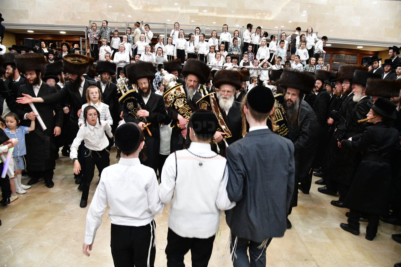 הכנסת ס"ת לביהמ"ד 'שבט הלוי'