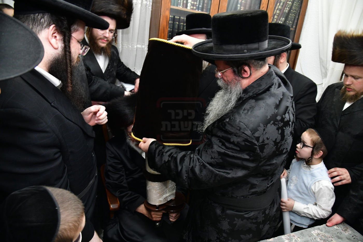 הכנסת ס"ת לביהמ"ד 'שבט הלוי'