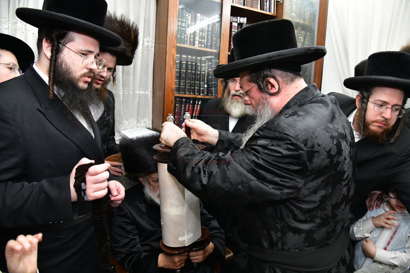 הכנסת ס"ת לביהמ"ד 'שבט הלוי'