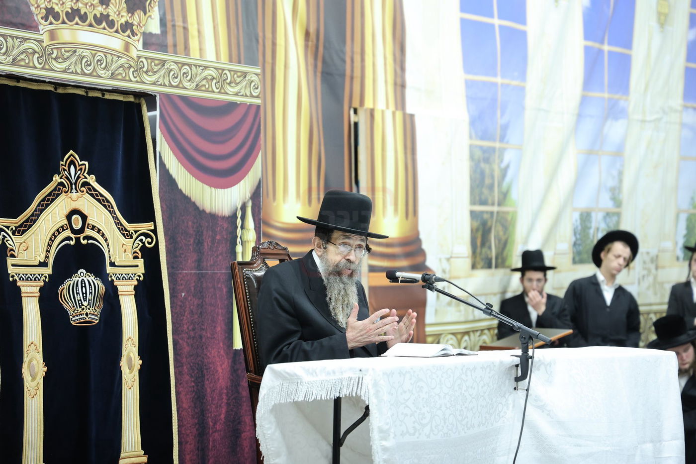 האדמו"ר מתולדות יהודה סטוטשין, במסירת שיעור חסידות בירושלים