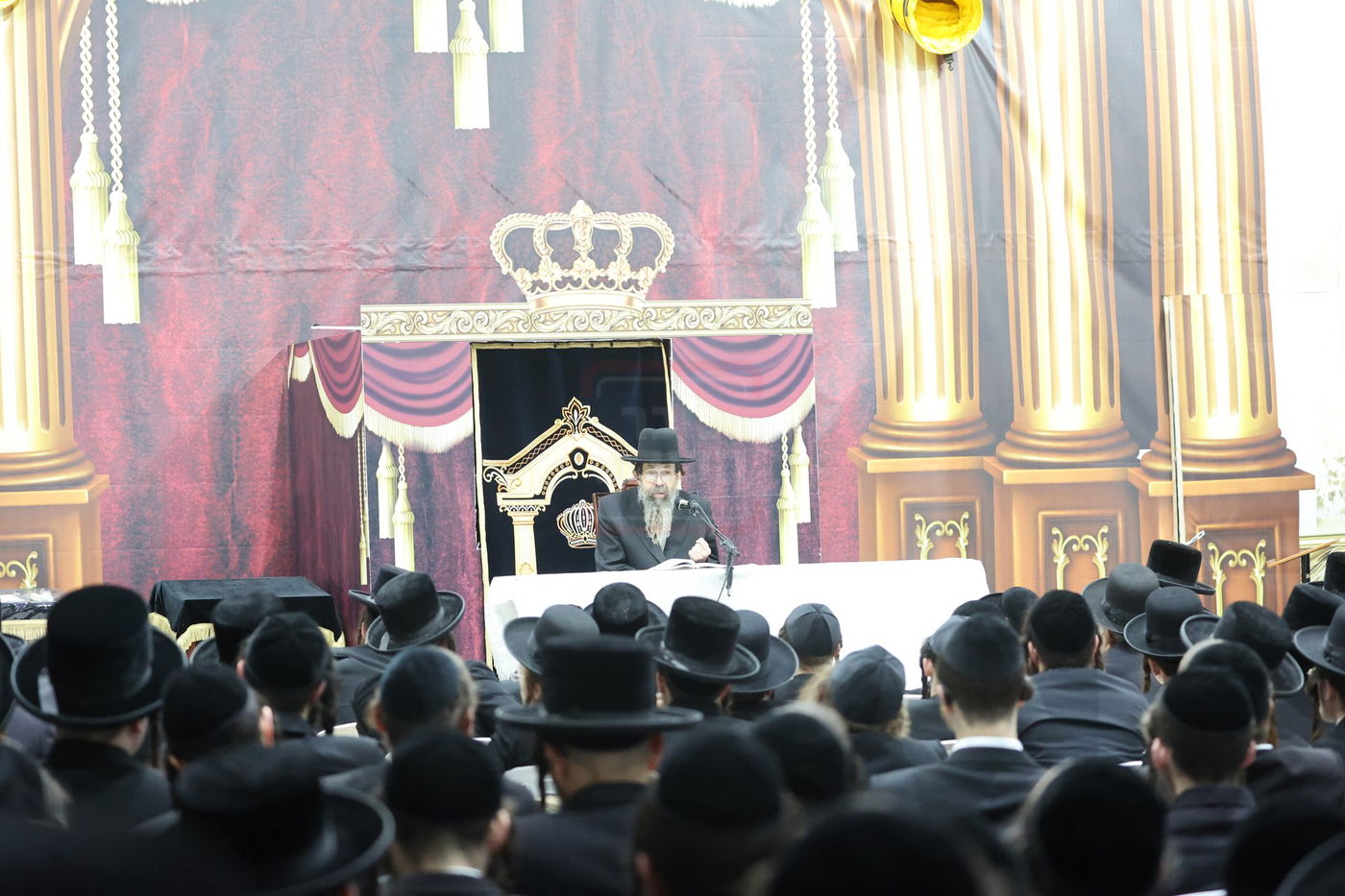 האדמו"ר מתולדות יהודה סטוטשין, במסירת שיעור חסידות בירושלים