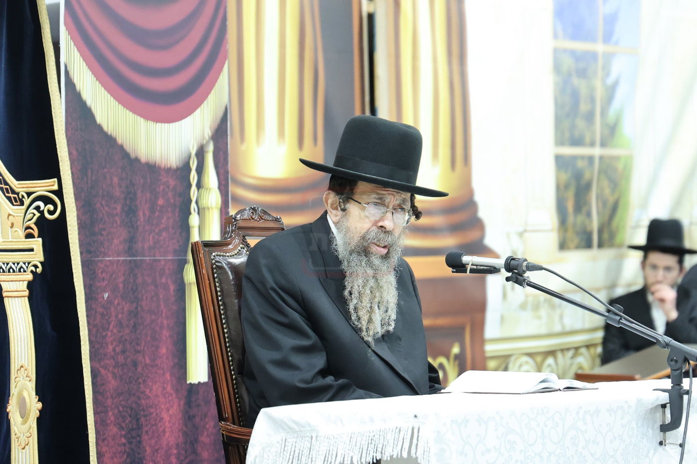 האדמו"ר מתולדות יהודה סטוטשין, במסירת שיעור חסידות בירושלים