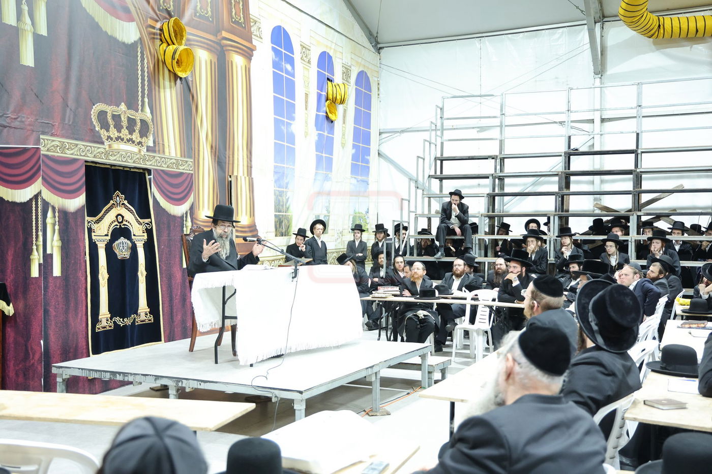 האדמו"ר מתולדות יהודה סטוטשין, במסירת שיעור חסידות בירושלים