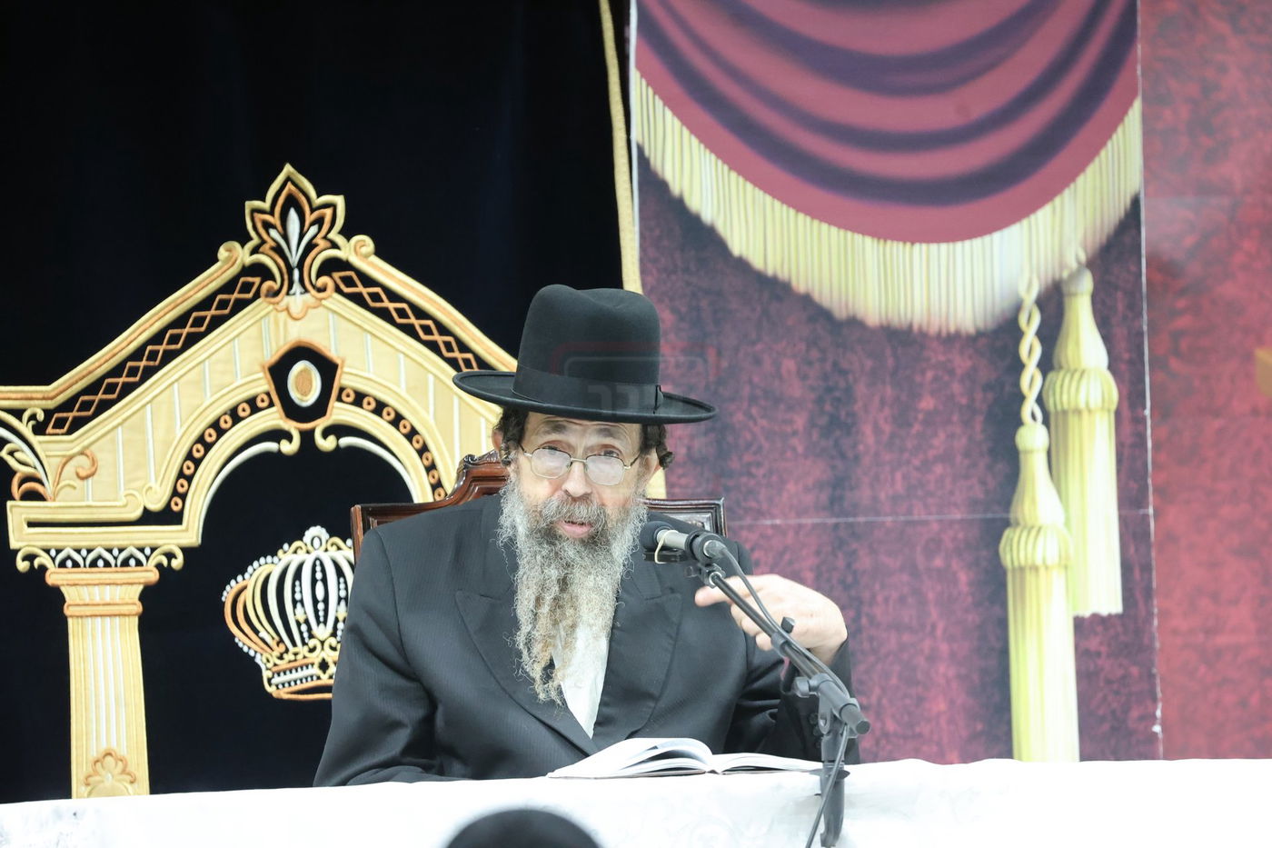 האדמו"ר מתולדות יהודה סטוטשין, במסירת שיעור חסידות בירושלים