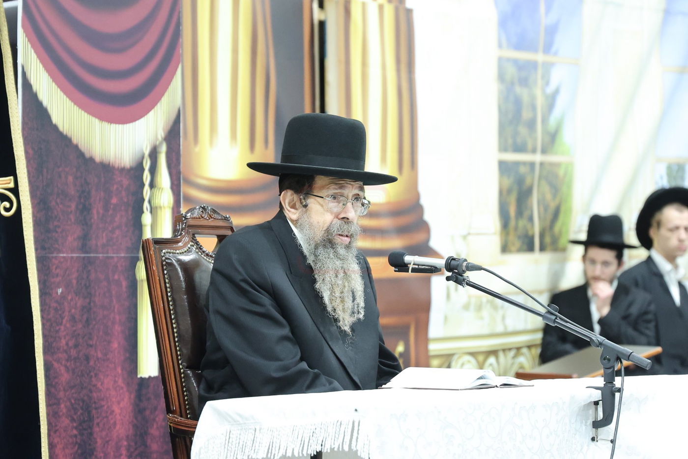 האדמו"ר מתולדות יהודה סטוטשין, במסירת שיעור חסידות בירושלים