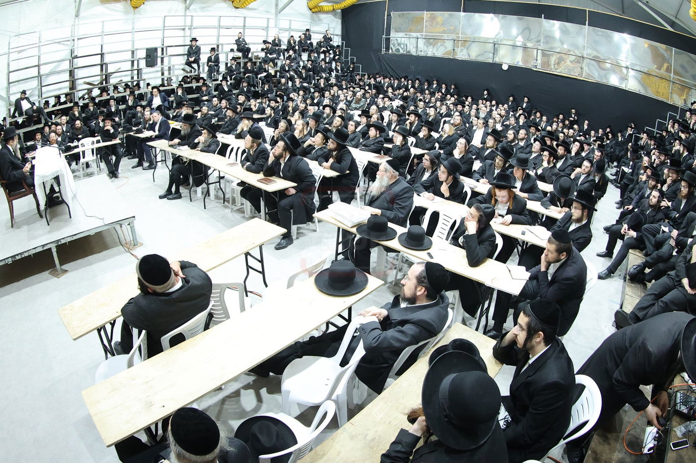 האדמו"ר מתולדות יהודה סטוטשין, במסירת שיעור חסידות בירושלים