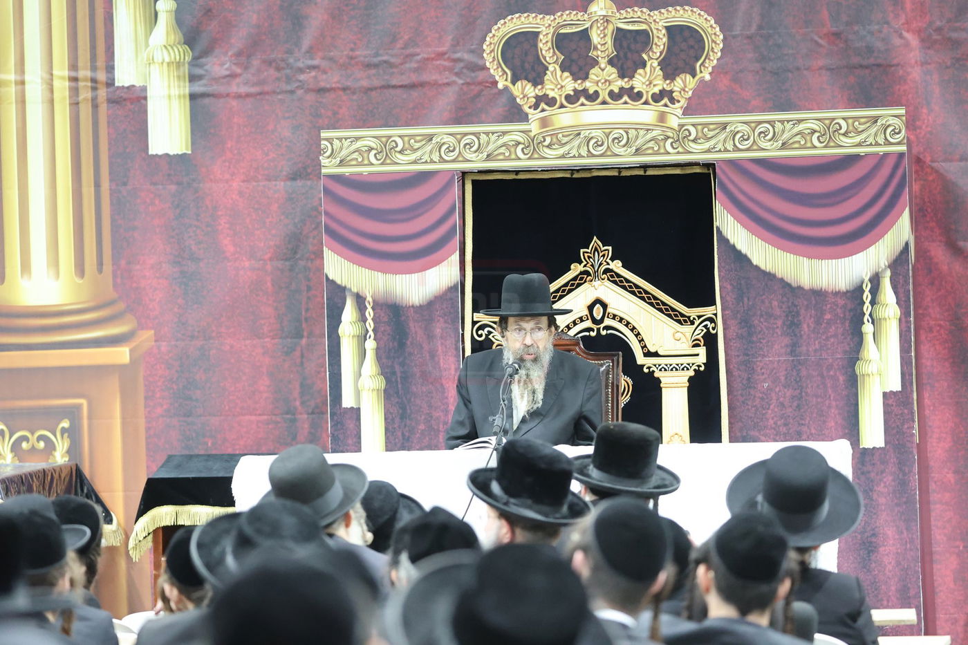 האדמו"ר מתולדות יהודה סטוטשין, במסירת שיעור חסידות בירושלים