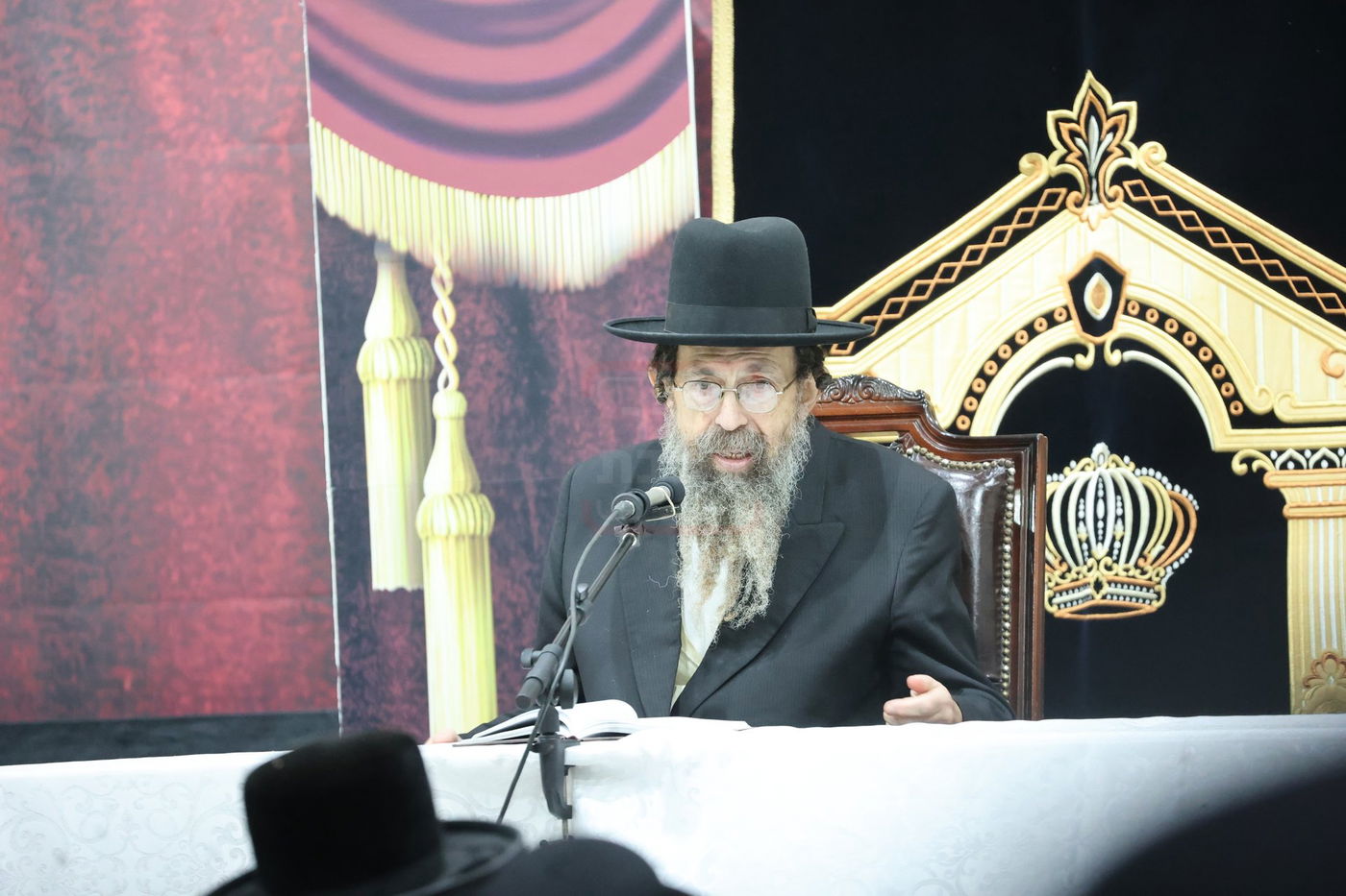 האדמו"ר מתולדות יהודה סטוטשין, במסירת שיעור חסידות בירושלים