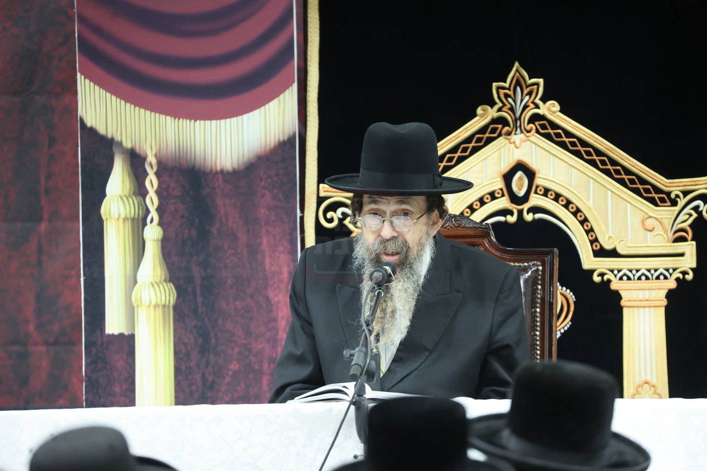 האדמו"ר מתולדות יהודה סטוטשין, במסירת שיעור חסידות בירושלים