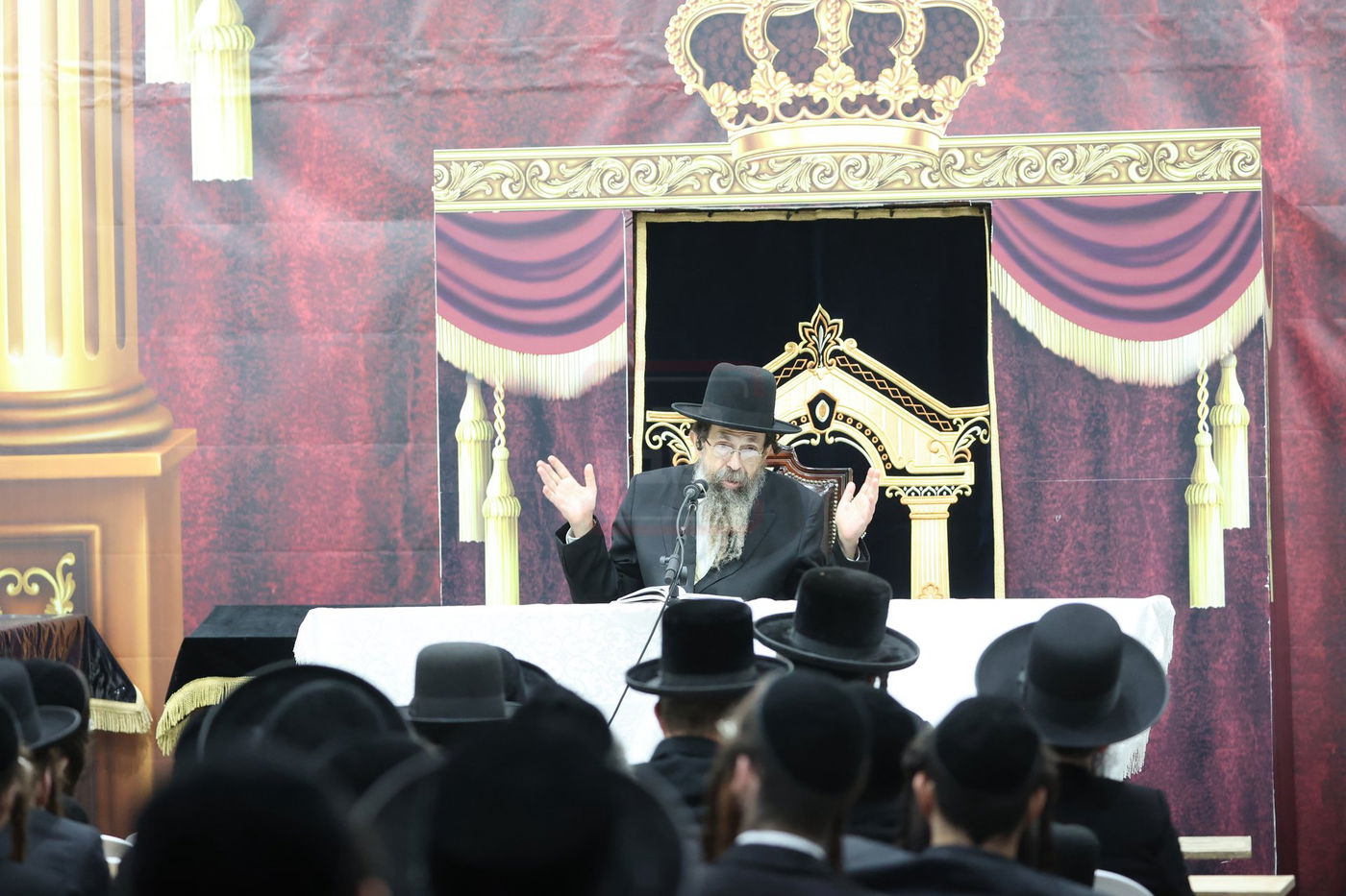 האדמו"ר מתולדות יהודה סטוטשין, במסירת שיעור חסידות בירושלים