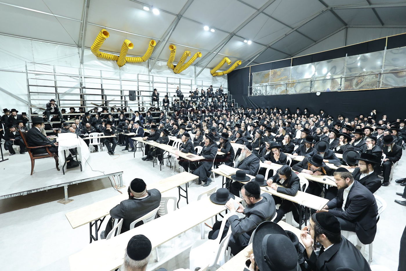 האדמו"ר מתולדות יהודה סטוטשין, במסירת שיעור חסידות בירושלים