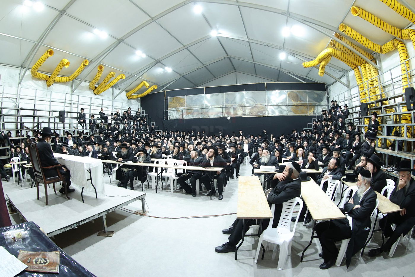 האדמו"ר מתולדות יהודה סטוטשין, במסירת שיעור חסידות בירושלים