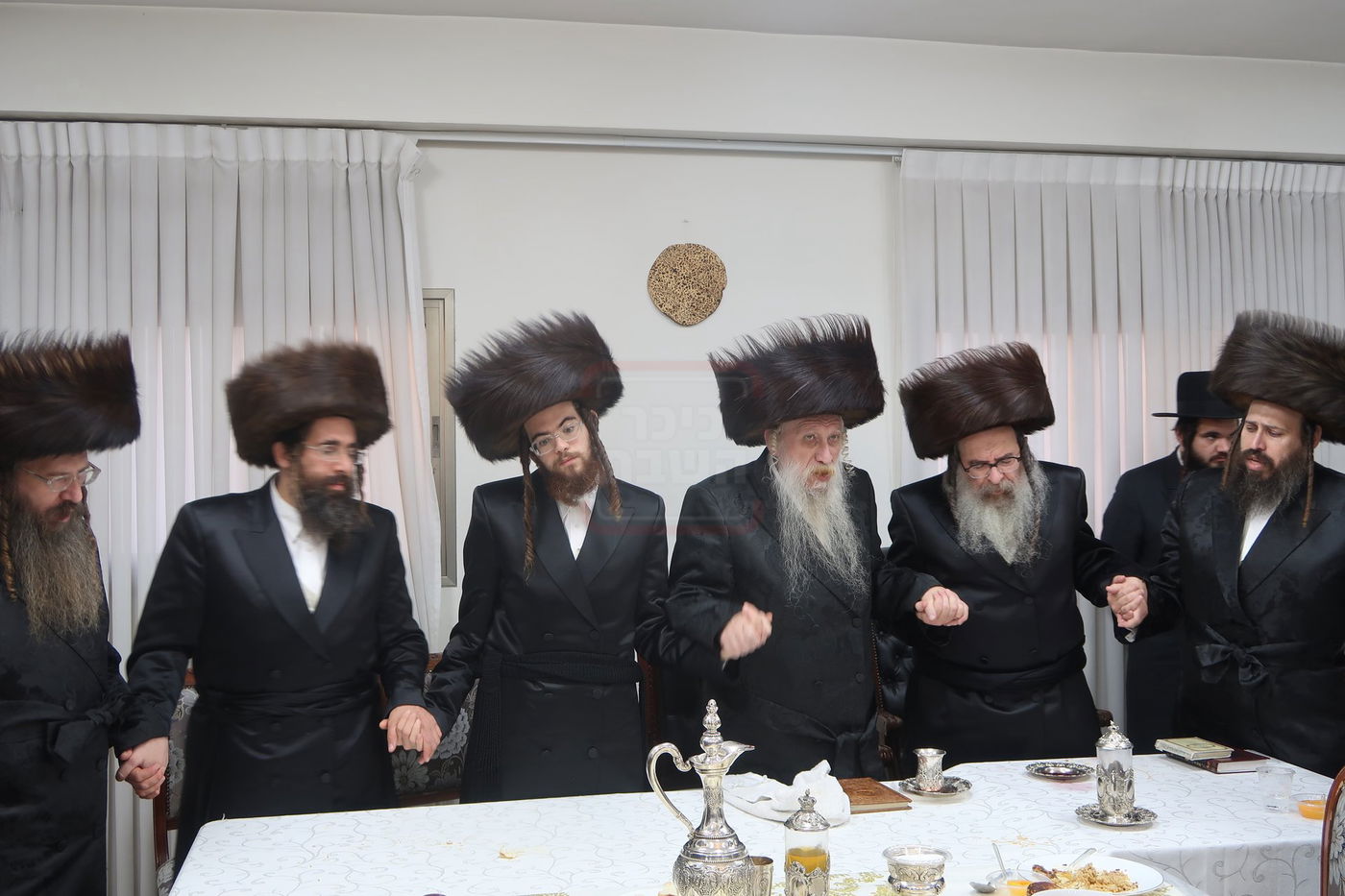 האדמו"ר מבית יצחק ספינקא בשמחת הש"ב האחרון בחצה"ק טשארנאביל