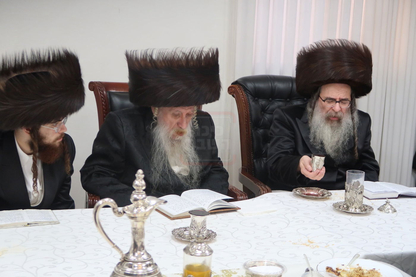 האדמו"ר מבית יצחק ספינקא בשמחת הש"ב האחרון בחצה"ק טשארנאביל