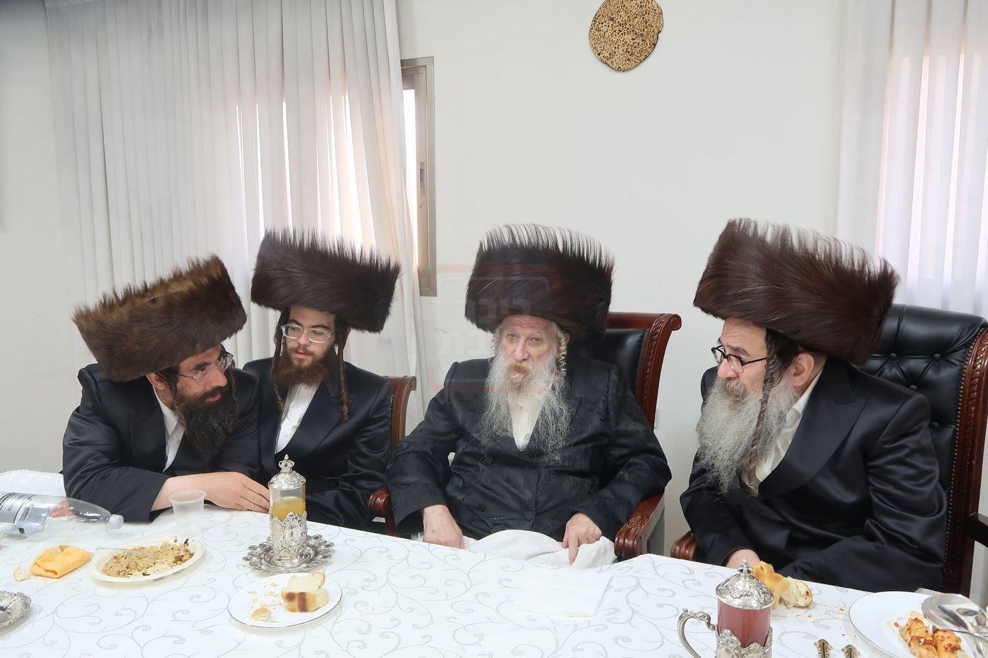 האדמו"ר מבית יצחק ספינקא בשמחת הש"ב האחרון בחצה"ק טשארנאביל