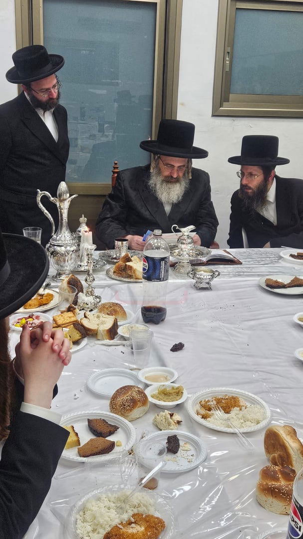 האדמו"ר מזוטשקא אמסנא מעיין במכתב