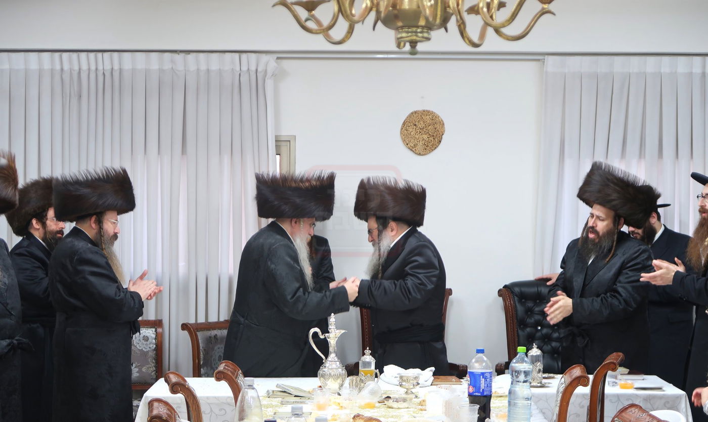 האדמו"ר מבית יצחק ספינקא בשמחת הש"ב האחרון בחצה"ק טשארנאביל