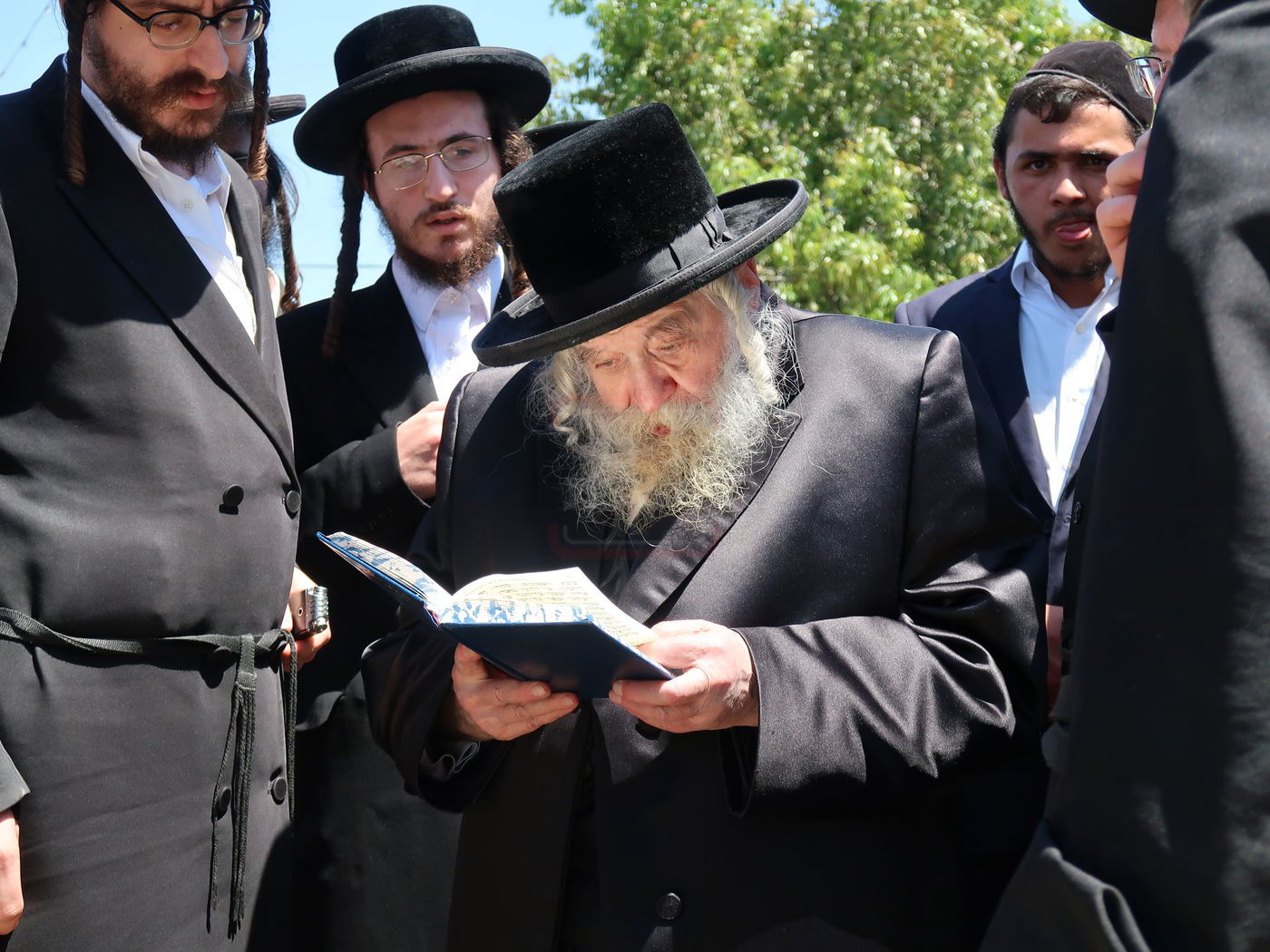 האדמו"ר מטשערנוביל מוחה על חילול קברי ישראל בעיר יהוד