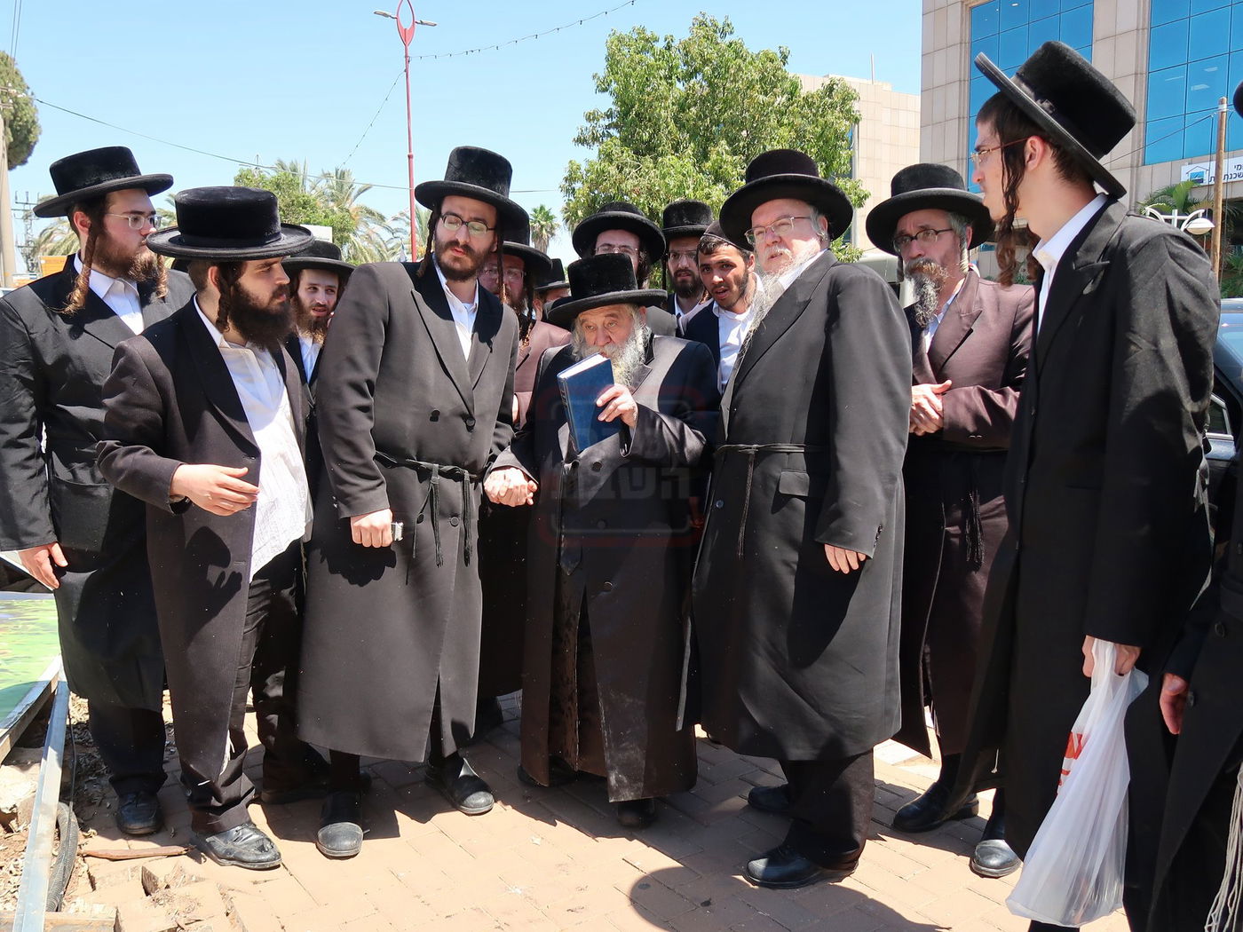 האדמו"ר מטשערנוביל מוחה על חילול קברי ישראל בעיר יהוד