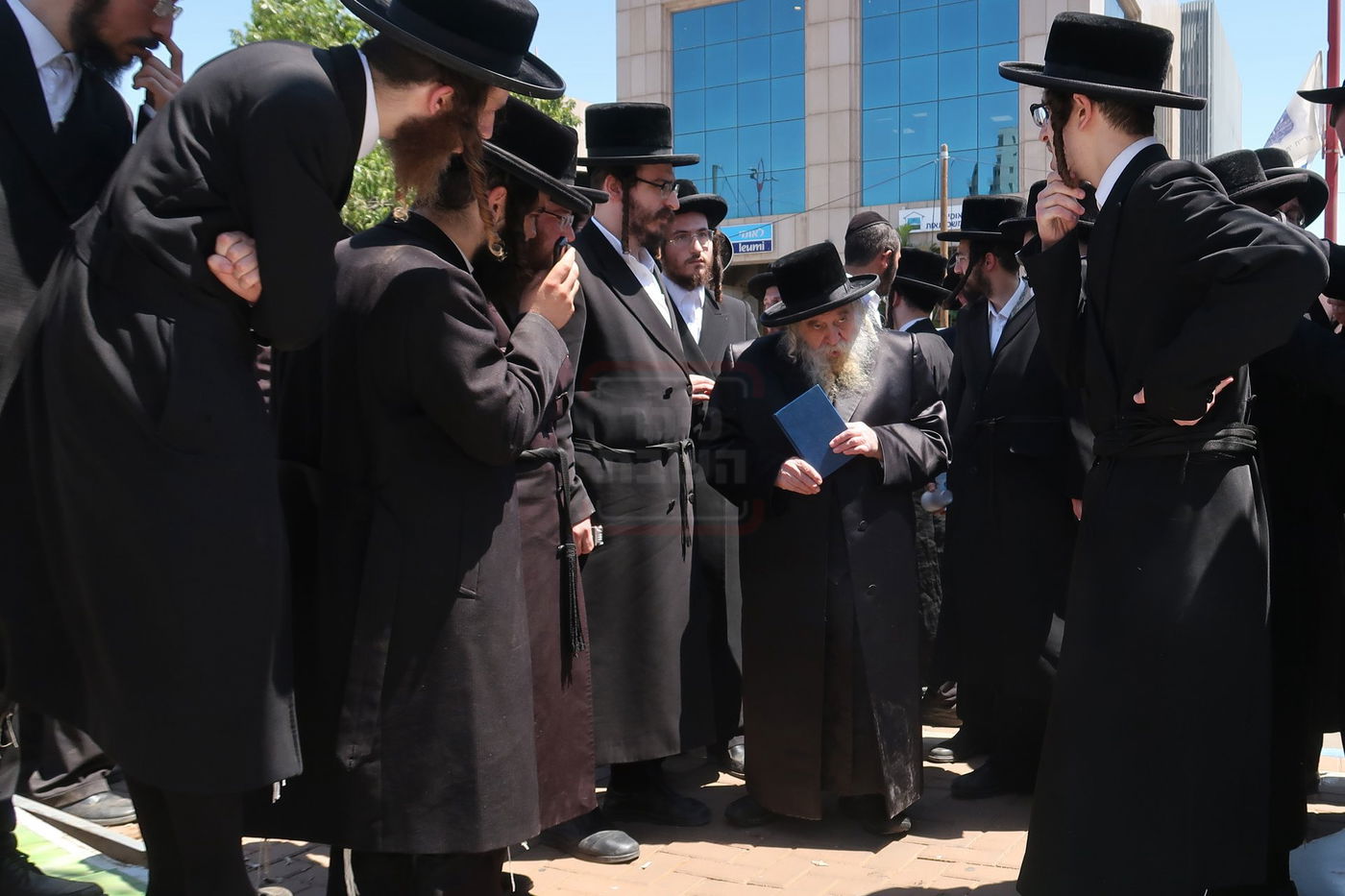 האדמו"ר מטשערנוביל מוחה על חילול קברי ישראל בעיר יהוד