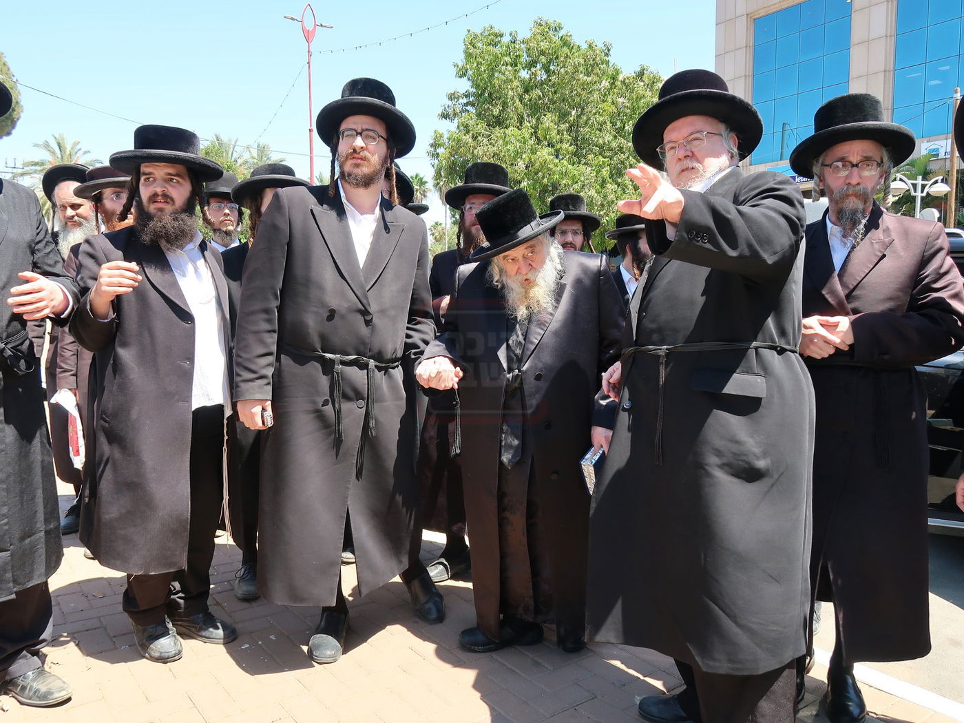 האדמו"ר מטשערנוביל מוחה על חילול קברי ישראל בעיר יהוד