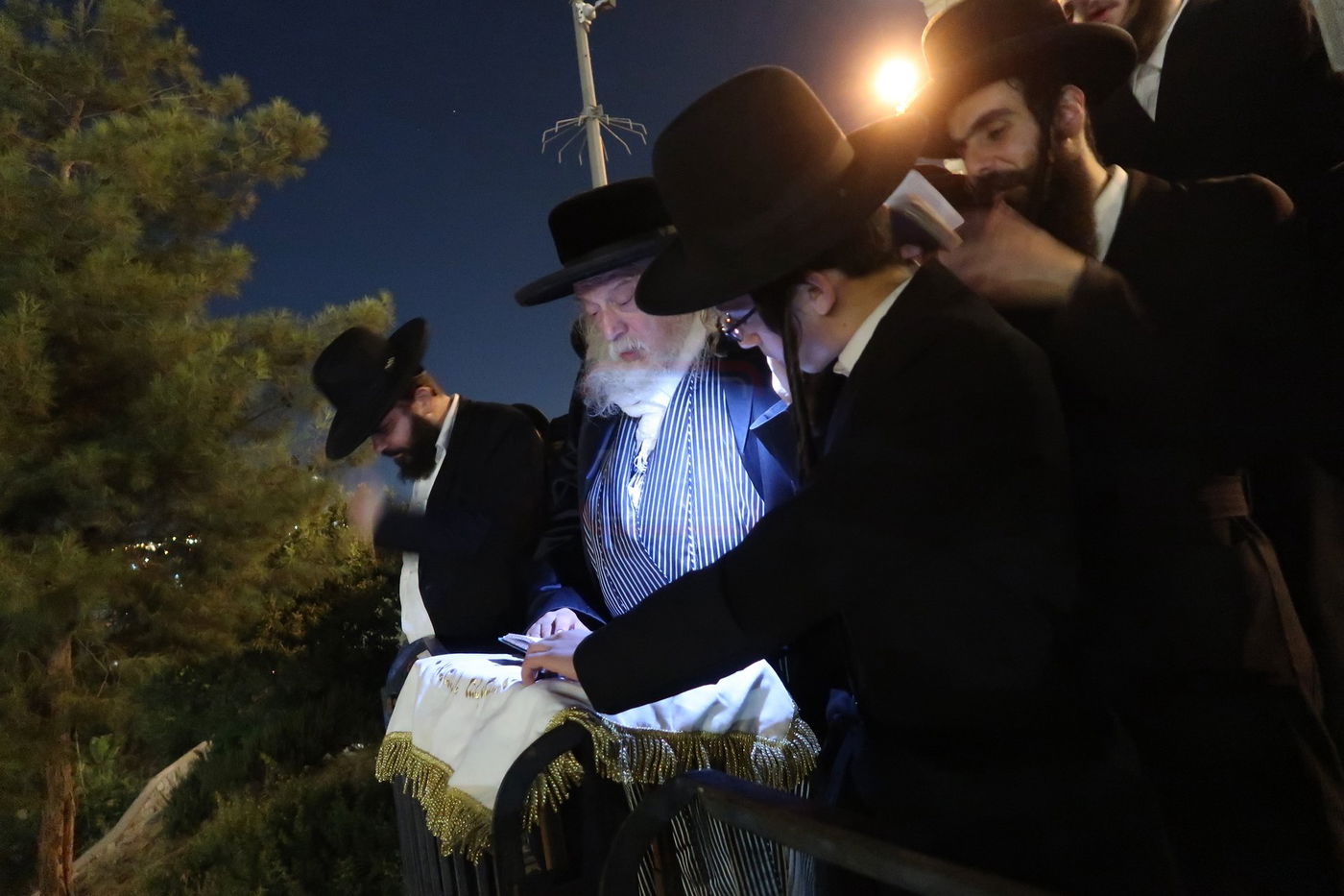 האדמו"ר ממבקשי אמונה משקיף על ציון ה'אור החיים' הקדוש