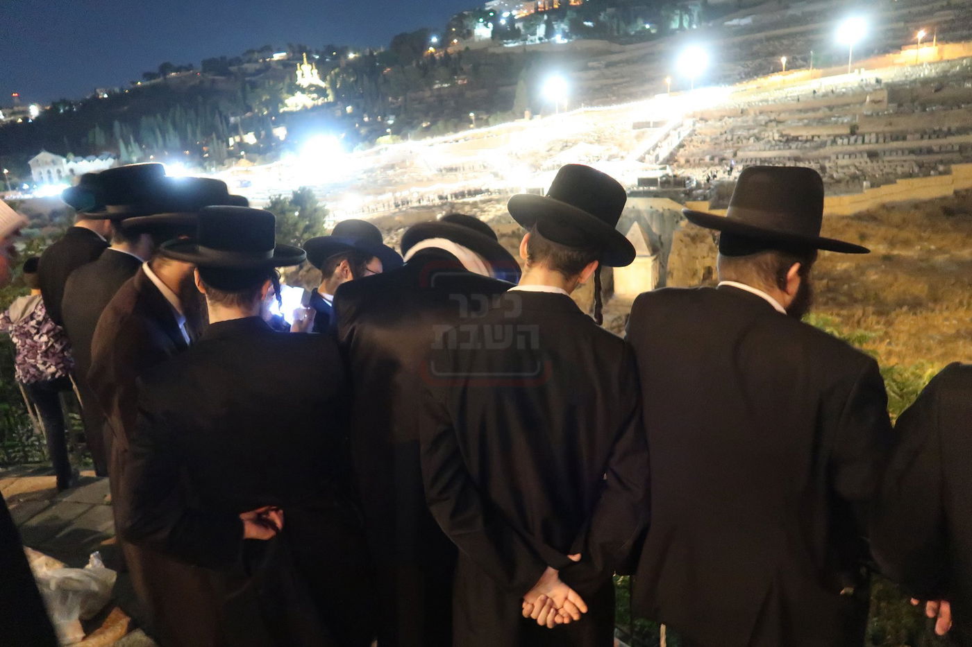 האדמו"ר ממבקשי אמונה משקיף על ציון ה'אור החיים' הקדוש