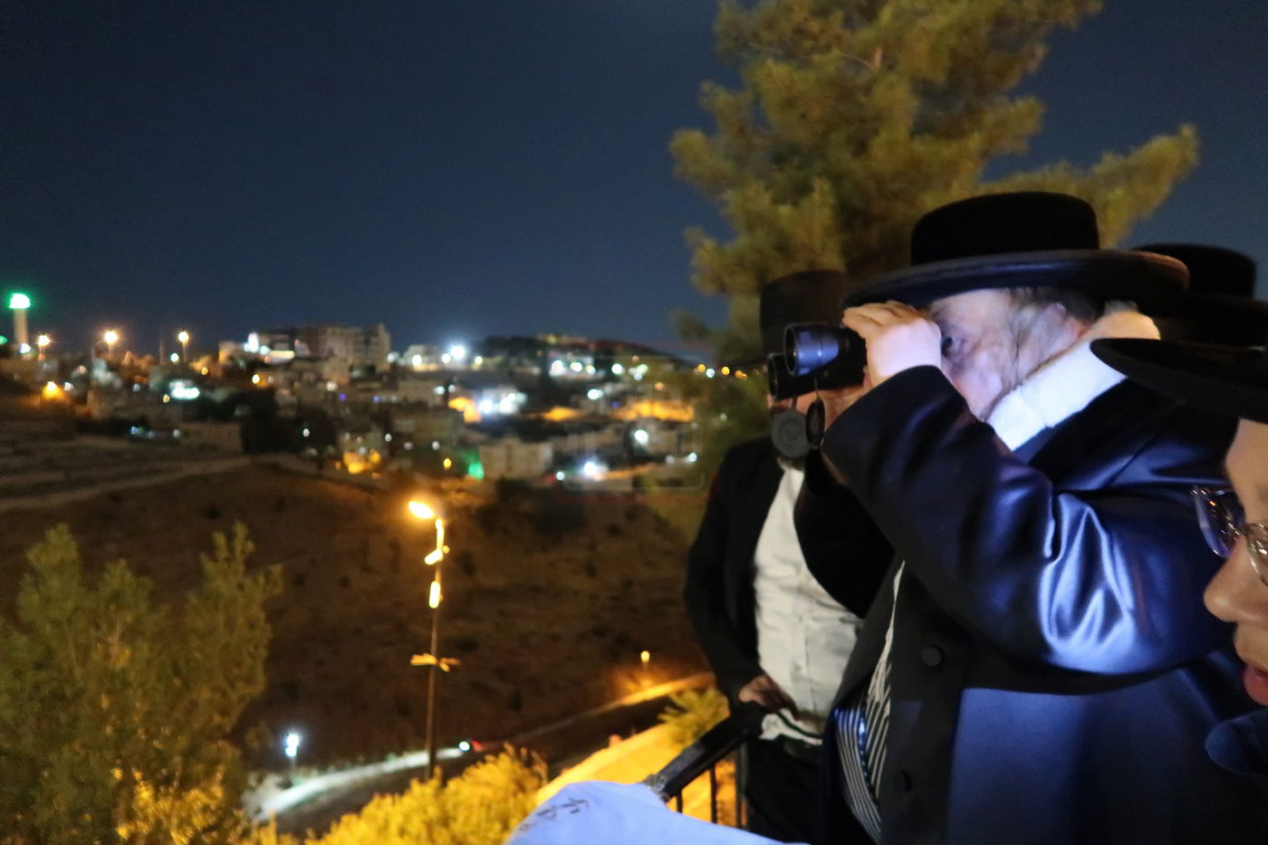 האדמו"ר ממבקשי אמונה משקיף על ציון ה'אור החיים' הקדוש