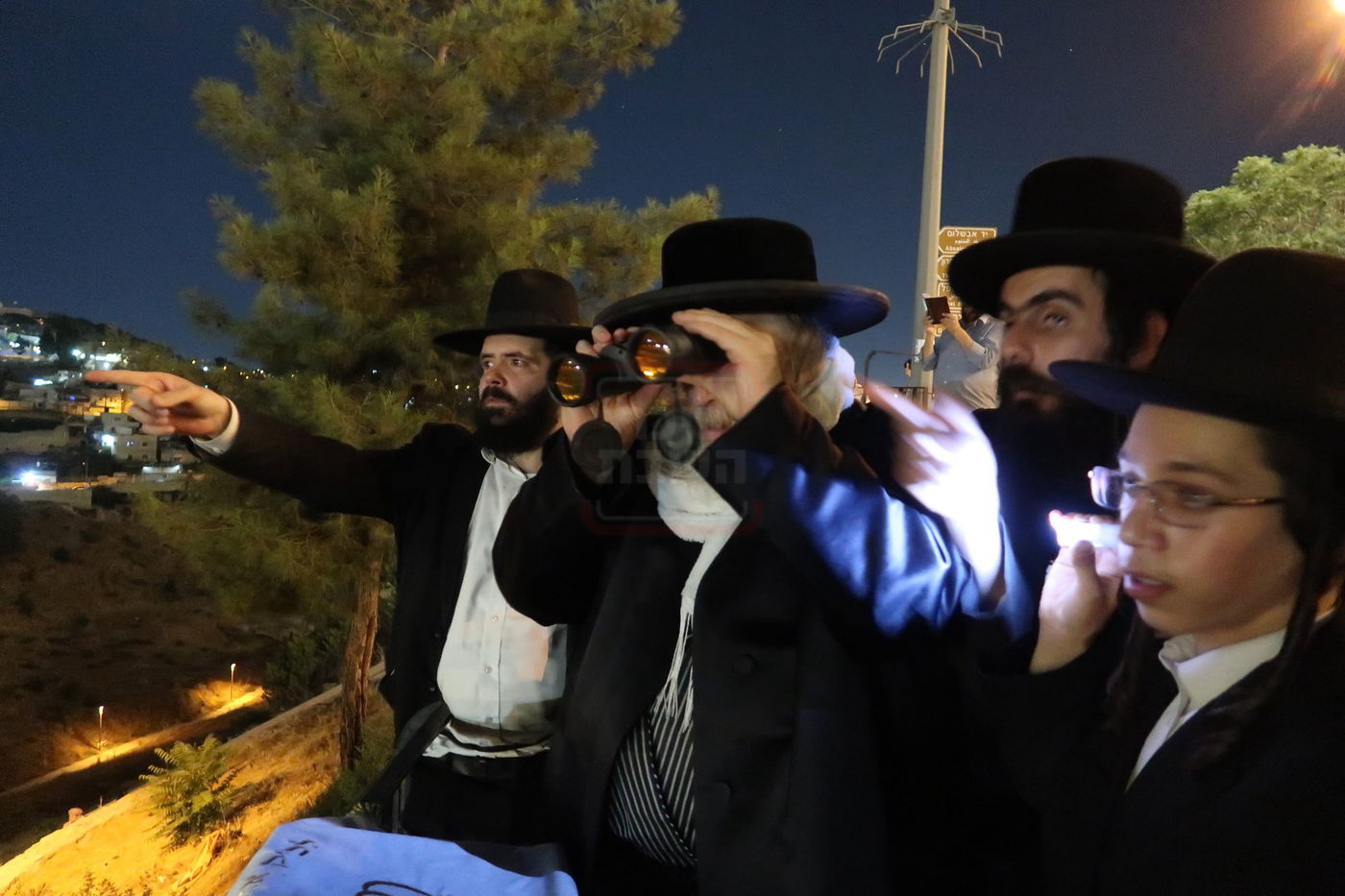 האדמו"ר ממבקשי אמונה משקיף על ציון ה'אור החיים' הקדוש