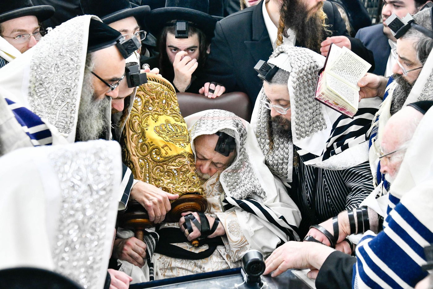 האדמו"ר מתולדות אברהם יצחק עם ספר התורה של הבעש"ט הק'