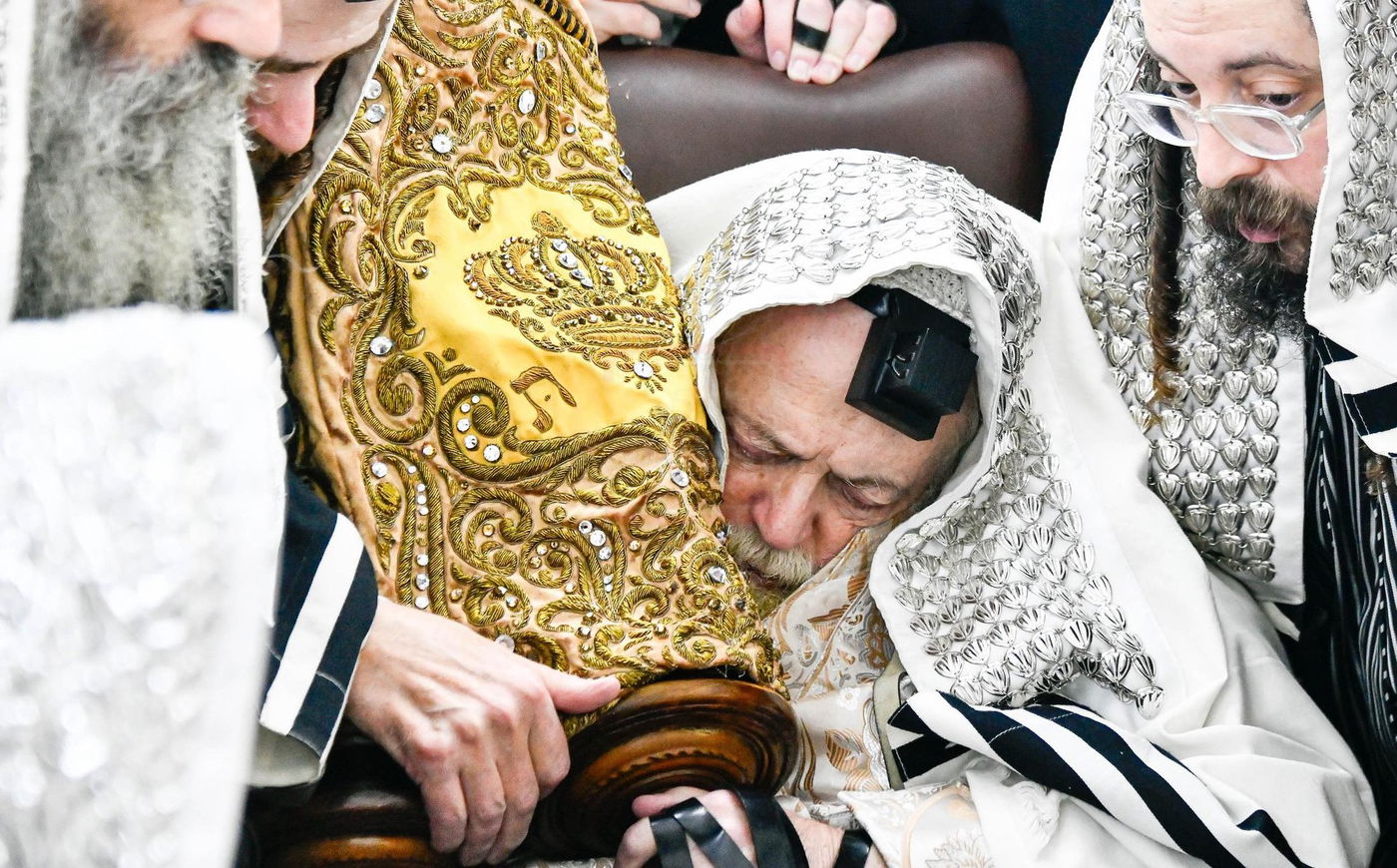 האדמו"ר מתולדות אברהם יצחק עם ספר התורה של הבעש"ט הק'