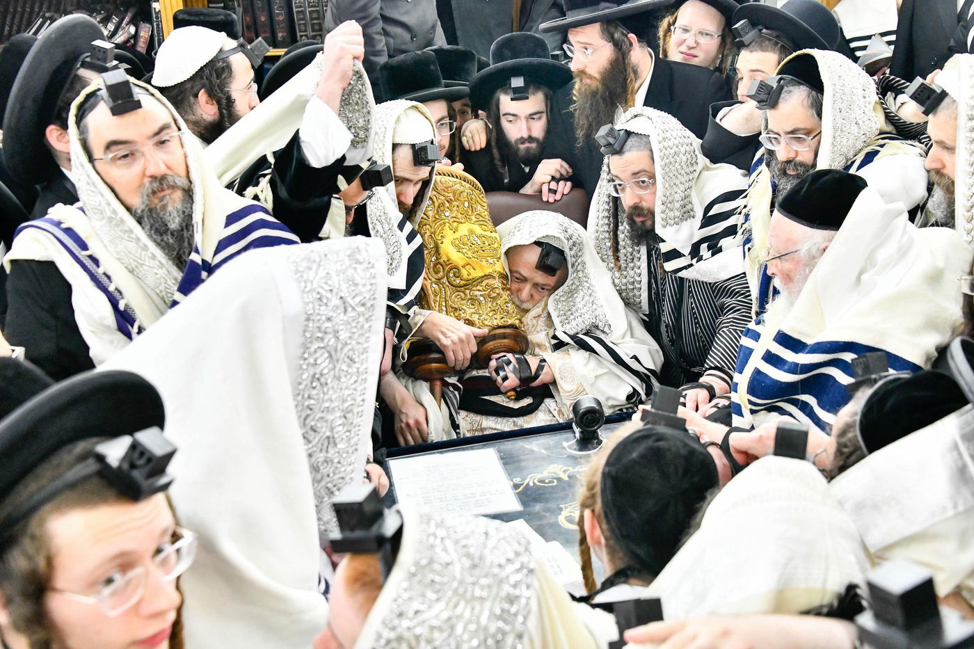 האדמו"ר מתולדות אברהם יצחק עם ספר התורה של הבעש"ט הק'