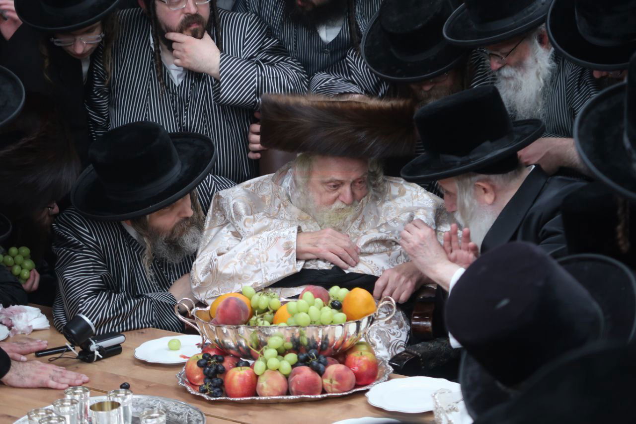 האדמו"ר מתולדות אברהם יצחק בביקור אצל האדמו"ר ממחנובקא בעלזא