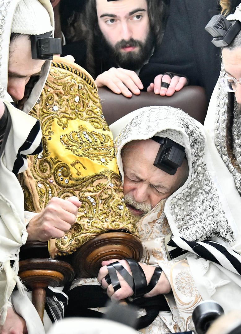 האדמו"ר מתולדות אברהם יצחק עם ספר התורה של הבעש"ט הק'
