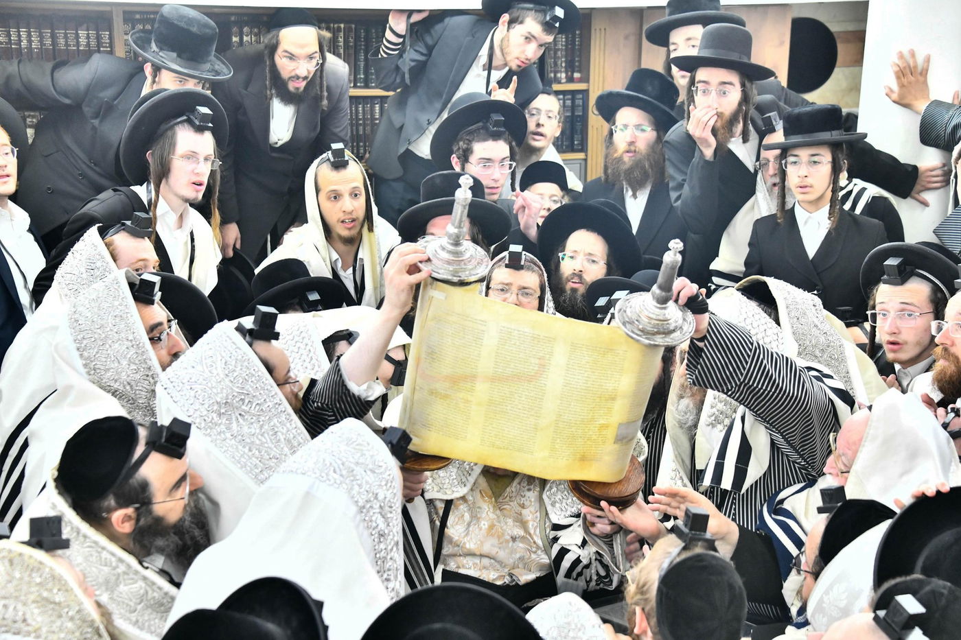 האדמו"ר מתולדות אברהם יצחק עם ספר התורה של הבעש"ט הק'