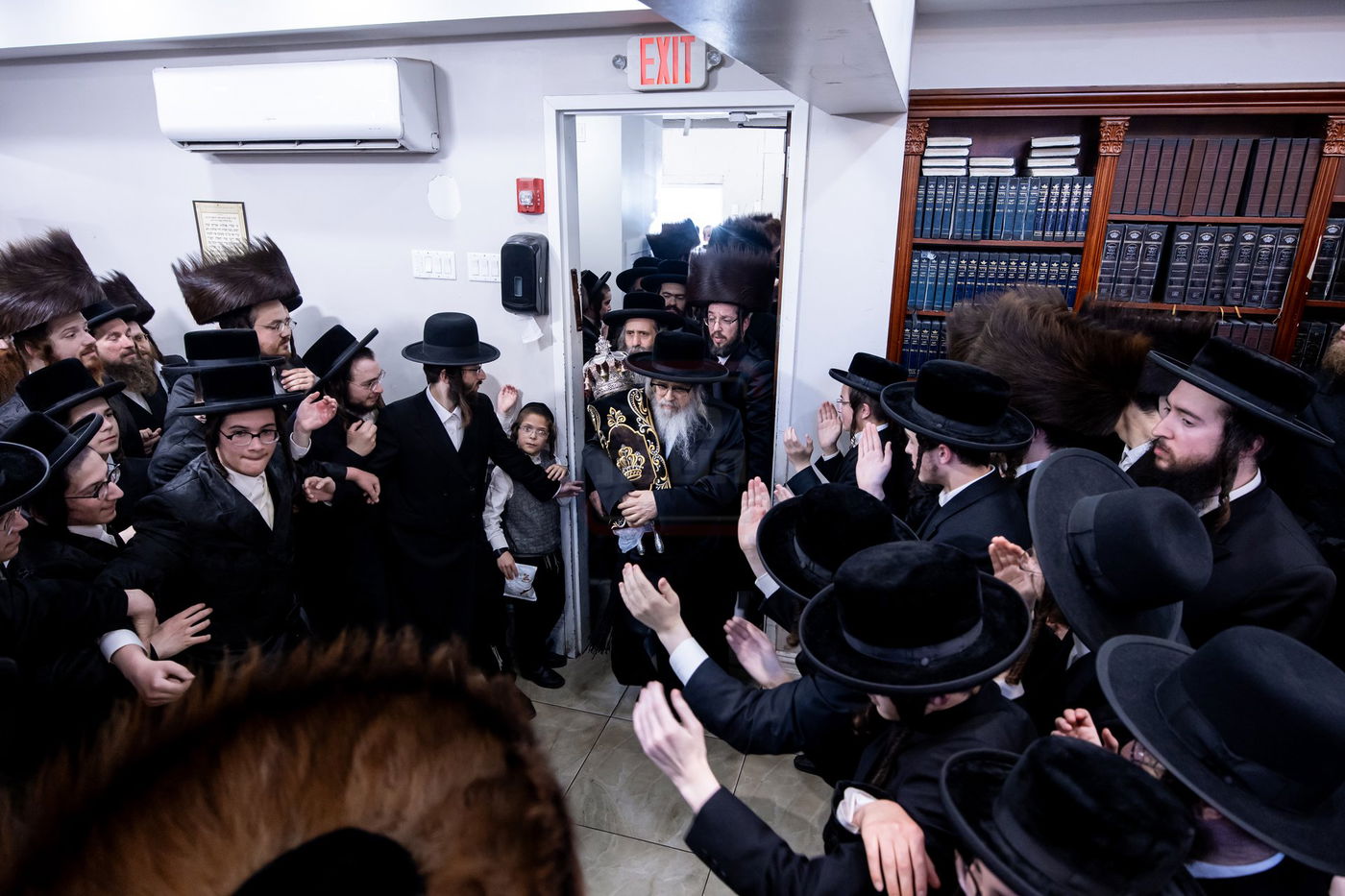 הכנסת ס"ת לביהמ"ד סאטמר בשכונת בלומינגרבורג