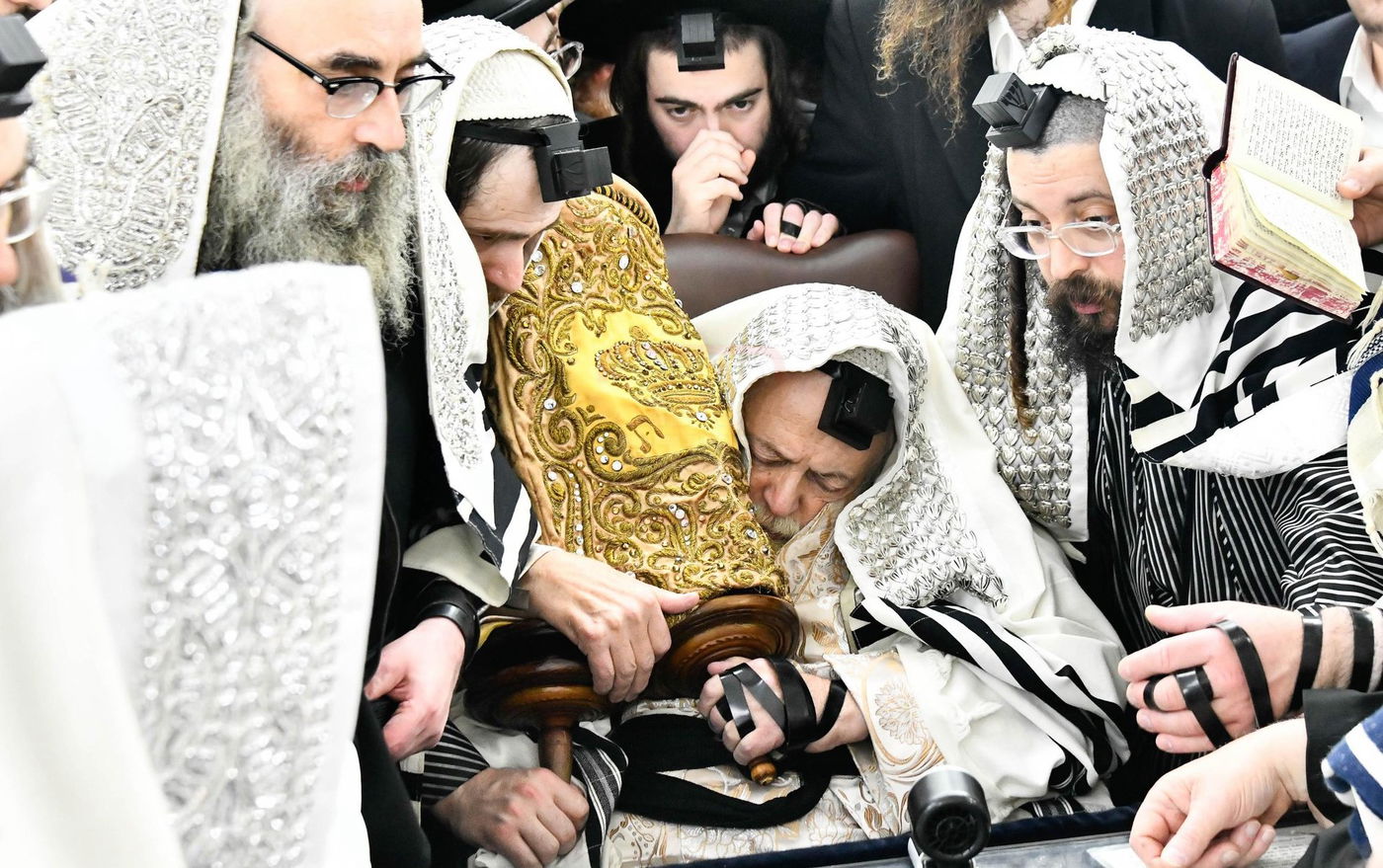 האדמו"ר מתולדות אברהם יצחק עם ספר התורה של הבעש"ט הק'