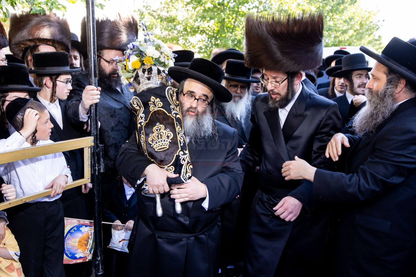 הכנסת ס"ת לביהמ"ד סאטמר בשכונת בלומינגרבורג