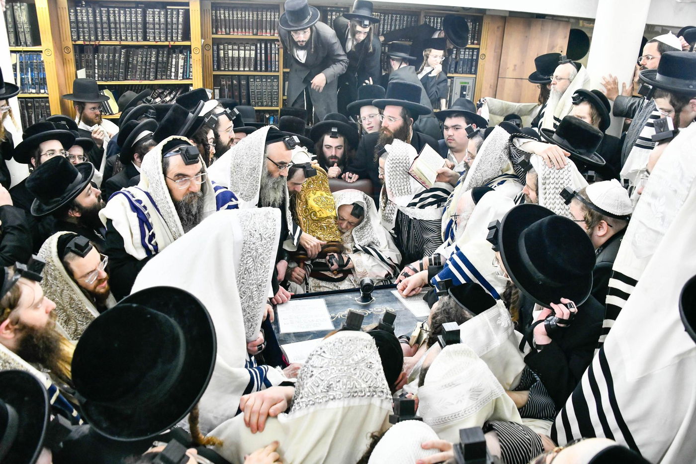 האדמו"ר מתולדות אברהם יצחק עם ספר התורה של הבעש"ט הק'