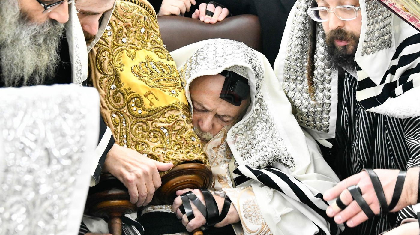 האדמו"ר מתולדות אברהם יצחק עם ספר התורה של הבעש"ט הק'