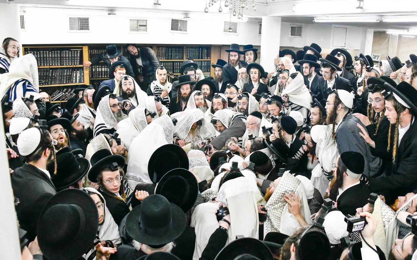 האדמו"ר מתולדות אברהם יצחק עם ספר התורה של הבעש"ט הק'