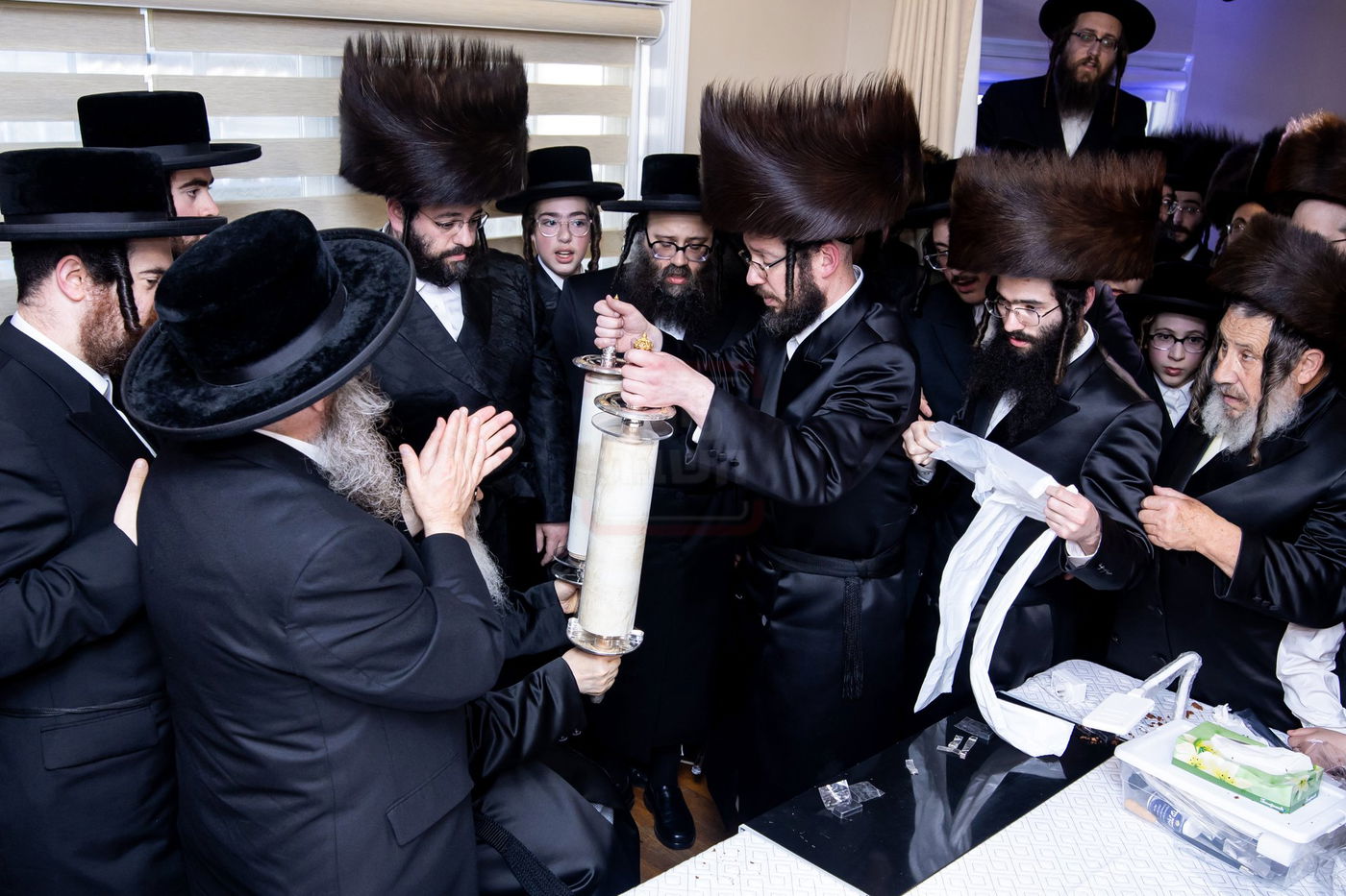 הכנסת ס"ת לביהמ"ד סאטמר בשכונת בלומינגרבורג